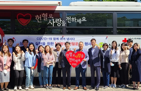 박태선 부행장(오른쪽 일곱번째)과 직원들이 헌혈 후 기념사진을 촬영하고 있다. 