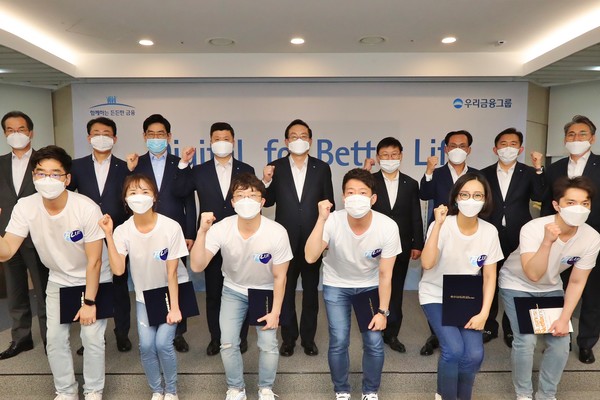 우리금융그룹은 지난 15일 그룹 '디지털비전' 선포식 및 '디지털혁신위원회' 출범식을 진행했다. 우리금융그룹 손태승 회장(뒷줄 왼쪽부터 다섯번째)과 권광석 우리은행장(뒷줄 왼쪽부터 네번째)이 자회사 CEO로 구성된 디지털혁신위원회 위원 및 블루팀과 기념촬영을 하고 있다. 뒷줄 왼쪽부터 이동연(우리에프아이에스 대표이사), 김종득(우리종합금융 대표이사), 정원재(우리카드 대표이사), 권광석(우리은행장), 손태승(우리금융그룹 회장), 이원덕(우리금융지주 전략부문 부사장), 김정기(우리금융지주 사업관리부문 부사장), 박경훈(우리금융지주 재무부문 부사장), 노진호(우리금융지주 IT/디지털부문 부사장)/사진제공=우리금융그룹