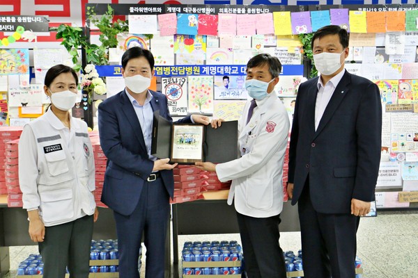 우리금융그룹은 지난 3월부터 대구지역 거점병원 의료진을 대상으로 해왔던 ‘든든한 도시락’ 지원활동을 성공적으로 마무리 했다. 우리은행 대구경북서부 영업본부장과 대한적십자사 대구지사 사무처장은 지난 14일 대구동산병원을 방문해 코로나19 확산 방지를 위해 최일선에서 고군분투한 의료진에게 존경의 마음을 담은 감사패와 간식을 전달했다. (왼쪽부터 박선영 대한적십자사 대구지사 사무처장, 이재동 대구경북서부 영업본부장, 서영성 대구동산병원장, 장재선 우리은행 평리동 지점장)/사진제공=우리은행