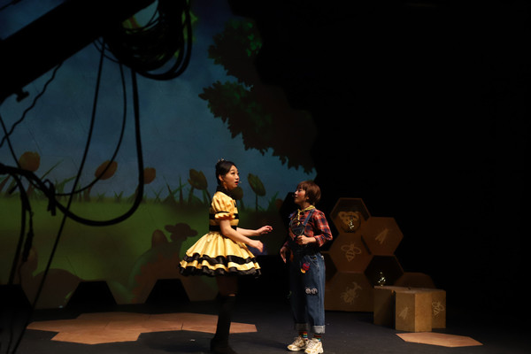 [사진 = 어린이 뮤지컬 '파브르 곤충기: 꿀벌나라 대모험' 생중계 공연 사진, (주)문화공작소 상상마루 제공]