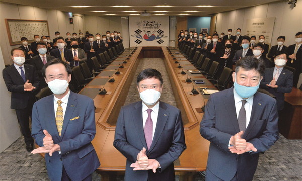 동양생명 뤄젠룽 대표(가운데)가 김수봉 부사장(왼쪽), 김현전 부사장(오른쪽) 및 임직원과 함께 ‘덕분에 챌린지’ 릴레이에 참여해 수어로 감사의 메시지를 전하고 있다/사진제공=동양생명