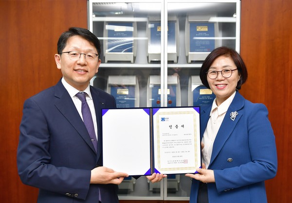 한국능률협회컨설팅(KMAC) 한상록 상무(왼쪽)와 농협은행 허옥남 고객행복센터장이 용산구 농협은행 고객행복센터에서 2020 한국산업의 서비스품질지수(KSQI) ‘10년 연속 우수콜센터’선정 인증서를 들고 기념촬영을 하고 있다./사진제공=NH농협은행