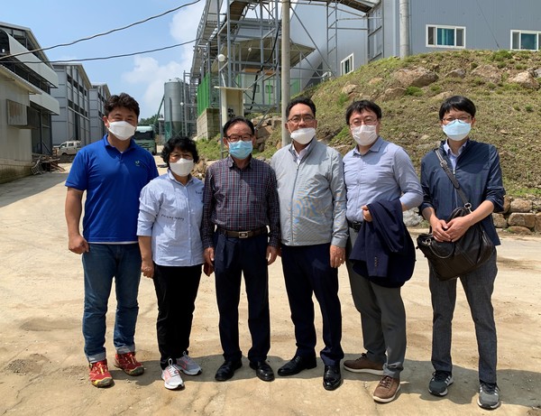 11일 경기도 안성시 ‘텃골농장’에서 농협은행 농업·공공금융부문 지준섭 부행장(오른쪽 세 번째)과 간담회 참석자들이 기념촬영을 하고 있다.(왼쪽 첫 번째 텃골농장 우주석 대표, 오른쪽에서 두 번째 이훈 농업금융부장)/사진제공=NH농협은행