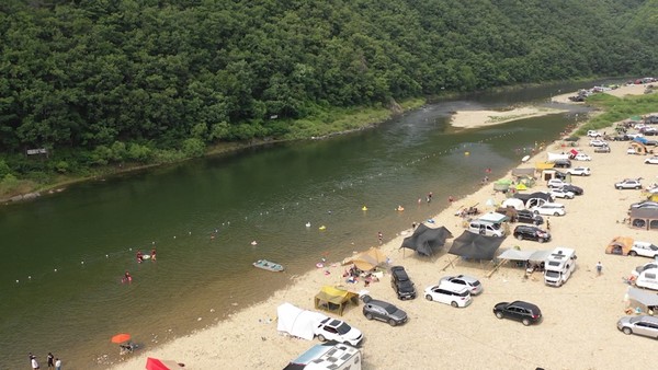 [사진 = 강원 홍천강 일대의 차박족 행렬/ KBS 제공]