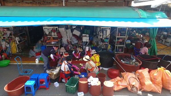 [사진 = 수해로 망가진 그릇을 세척하고 있는 사람들/ KBS 제공]