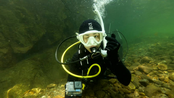 [사진 = 칡소폭포 수중탐사에 도전한 배우 박하선/ KBS 제공]