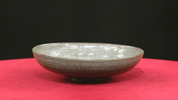 [사진 = 분청사기 인화문 접시/ KBS 제공]