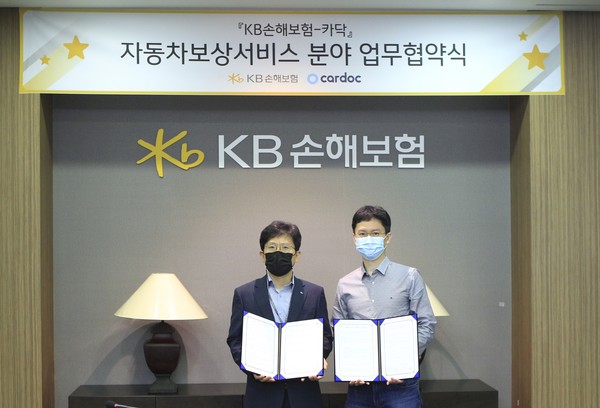 KB손해보험은 22일 KB손해보험 본사에서 자동차보험부문장 김민기 상무(왼쪽)와 ‘카닥코퍼레이션’ 이준노 대표 등이 참석한 가운데 자동차사고 언택트 보상서비스 확대를 위한 업무제휴 협약(MOU)을 체결했다./사진제공=KB손해보험