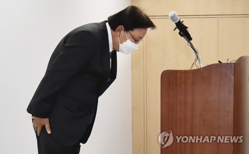 박근희 CJ대한통운 대표가 22일 오후 서울 중구 태평로빌딩에서 택배 노동자 사망 사건 관련 사과문을 발표하기 앞서 고개 숙여 사과하고 있다./사진제공=연합뉴스