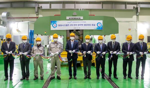 조항진 동원시스템즈 노조위원장(왼쪽 네번째), 조점근 동원시스템즈 대표이사(왼쪽 다섯번째), 송의환 동원시스템즈 2차전지소재사업단장(왼쪽 여섯번째) 등 임직원이 4일 동원시스템즈 아산사업장에서 열린 알루미늄 양극박 생산 라인 증설 준공식에서 기념 촬영을 하고 있다./사진제공=동원그룹