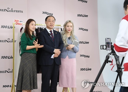 홍남기 부총리 겸 기획재정부 장관이 '2020 코리아세일페스타' 개시를 맞아 2일 서울 마포구 라이브커머스스튜디오를 방문해 판촉을 지원하고 있다./사진제공=연합뉴스