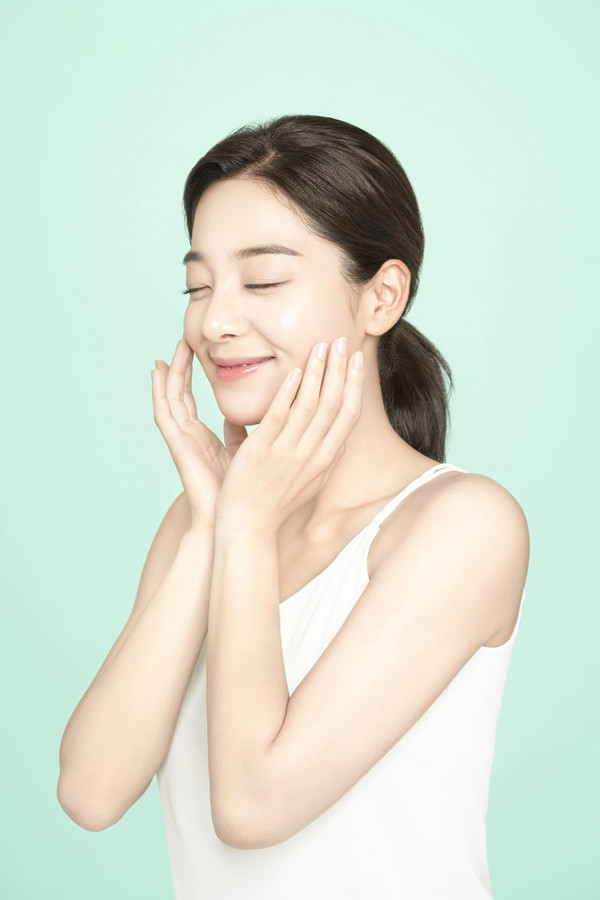 [사진 = 설인아/ 코리아나 화장품 제공]