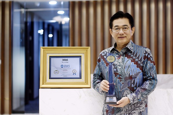 우리소다라은행 최정훈법인장이 인포뱅크 매거진에서 수여한 ‘25년 연속 최우수은행’ 트로피를 들고 기념촬영을 하고 있다/사진제공=우리은행