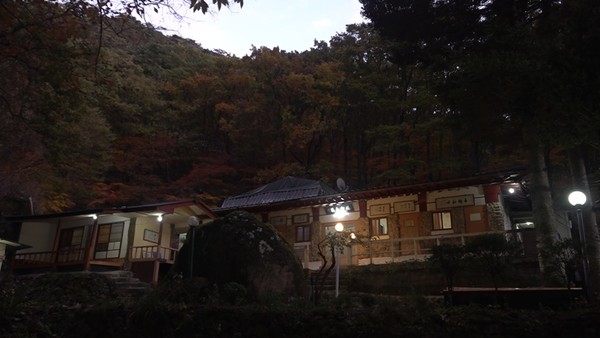 [사진 = 1950년대에 지어진 속리산 국립공원 내부의 산장 모습/ KBS 제공]