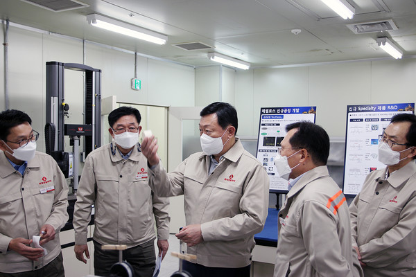 신동빈 롯데그룹 회장이 지난 18일 롯데정밀화학 울산공장을 방문했다./사진제공=롯데지주