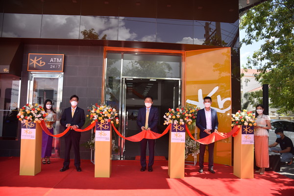 19일 KB캄보디아은행 7호점 쯔로이창바지점 개점식에서 (좌측부터) 박용진 KB캄보디아은행 법인장, 최창수 글로벌사업그룹 대표, 낌 참러은 KB캄보디아은행 쯔로이창바 지점장이 기념사진을 촬영하고 있다/사진제공=KB국민은행