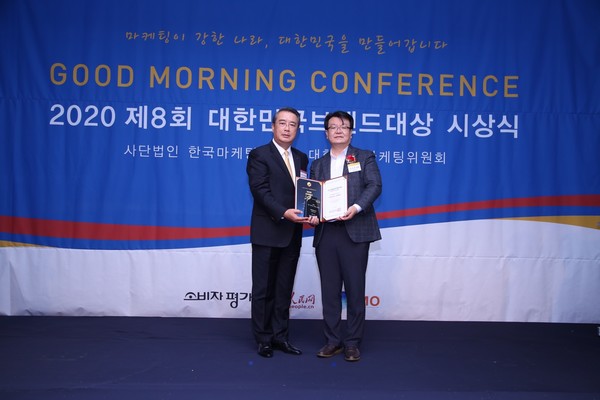 롯데제과 이민호 마케팅본부장(오른쪽)과 한국마케팅협회 김승엽 부회장이 기념촬영을 하고 있다./사진제공=롯데제과