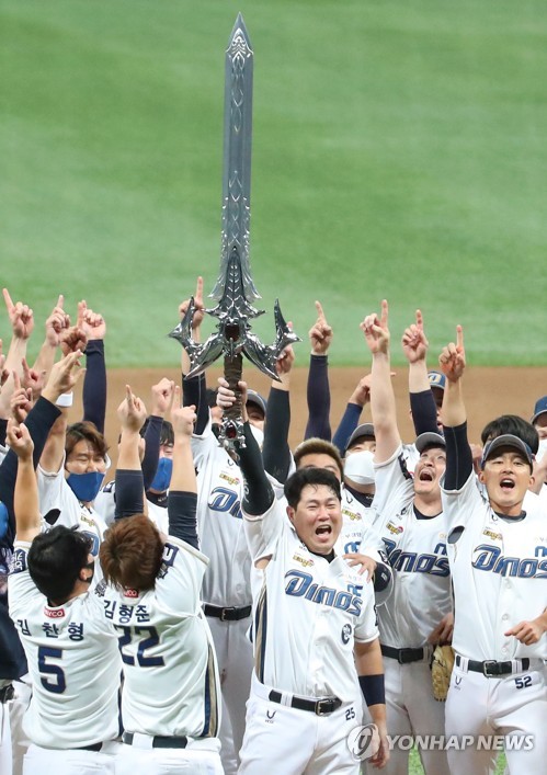 24일 서울 구로구 고척스카이돔에서 열린 2020 프로야구 포스트시즌 한국시리즈(KS) 전적 4승 2패로 우승을 차지한 NC 다이노스 양의지 등 선수들이 집행검 모형을 들어올리며 승리를 자축하고 있다./사진제공=연합뉴스