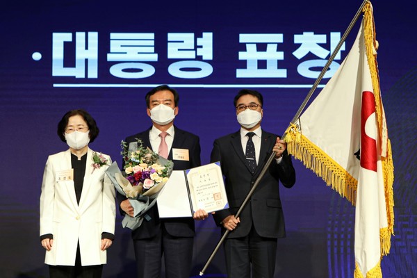 (왼쪽부터) 조성욱 공정거래위원회 위원장, 이영진 농심 부사장, 황래영 농심 고객상담팀장/사진제공=농심