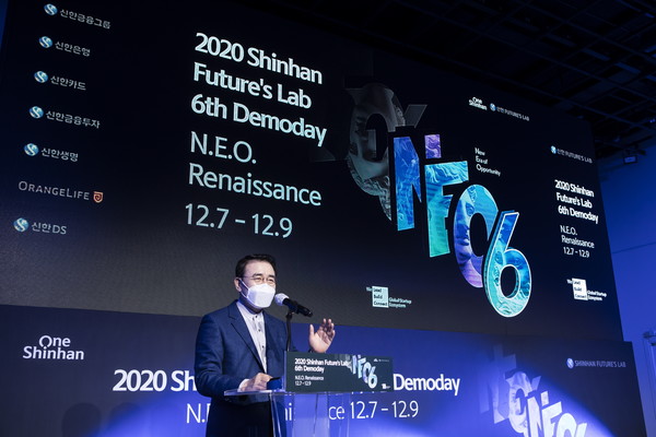 신한금융그룹의 국내 금융권 최초 스타트업 육성 프로그램인 ‘신한퓨처스랩’은 7일부터 3일간 ‘포스트 코로나 시대 대한민국 경제의 N.E.O. 르네상스(New Era of Opportunity)를 만들어갈 스타트업’이라는 주제로 ‘제 6회 데모데이 행사’를 개최한다. 이날 행사 오프닝 영상에서 신한금융그룹 조용병 회장이 인사말을 하고 있다./사진제공=신한금융