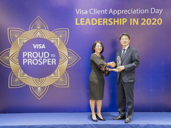 지난 17일 베트남 호치민에서 열린 ‘2020 VISA Leadership Award’에서 신한베트남은행 김병건 부법인장(오른쪽)이 수상하는 모습/사진제공=신한은행