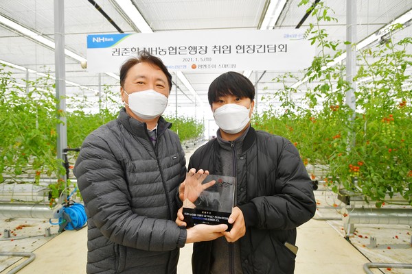 권준학 NH농협은행장(왼쪽)이 박세근 팜엔조이농장 대표와 기념촬영을 하고 있다./사진제공=NH농협은행