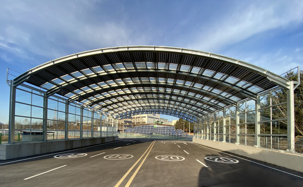 현대에너지솔루션 충북 음성공장 내 방음터널용 양면태양광 솔루션이 적용된 방음터널. 사진 제공=현대에너지솔루션