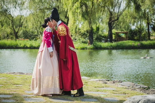 드라마 '철인왕후'의 한 장면. '조선구마사'가 폐지된 이후 작가의 전작인 '철인왕후' 또한 다시보기가 삭제되었다. / 사진=tvN