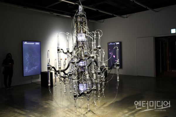 김윤철 '임펄스'​​​​​​​2021, 비맥동펌프, 솔레노이드 밸브, 마이크로 컨트롤러, 증류수, 아크릴, 알루미늄, 230 × 200 cm