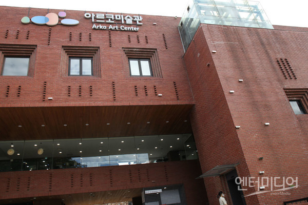 김신애 '공작의 반짝이는 깃털' 2021, 3D프린팅에 크롬 코팅, 가변크기