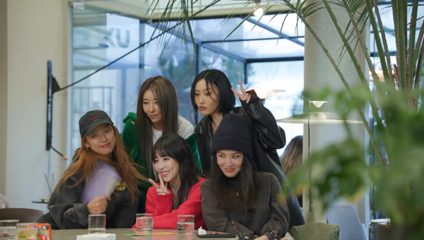 시각장애인을 위한 대체 텍스트: '이미지 설명 시작' 티빙 예능 '서울체크인'의 한 장면. 브런치 모임을 위해 카페에 모인 날, 좌측 하단부터 시계방향으로 이효리, 김완선, 화사, 엄정화, 보아가 기념사진을 찍고 있다. '이미지 설명 끝'