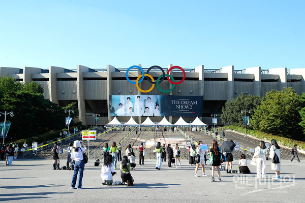 엔시티 드림 팬들이 잠실 올림픽주경기장 앞에서 공연에 앞서 기념촬영을 하고 있다.