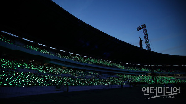 NCT DREAM(엔시티 드림) 응원봉을 들고 온 수많은 시즈니(팬덤명)들이 잠실 주경기장을 가득 채우고 있다. 